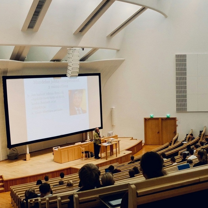 studenti-1-unsplash_700x700_crop_478b24840a